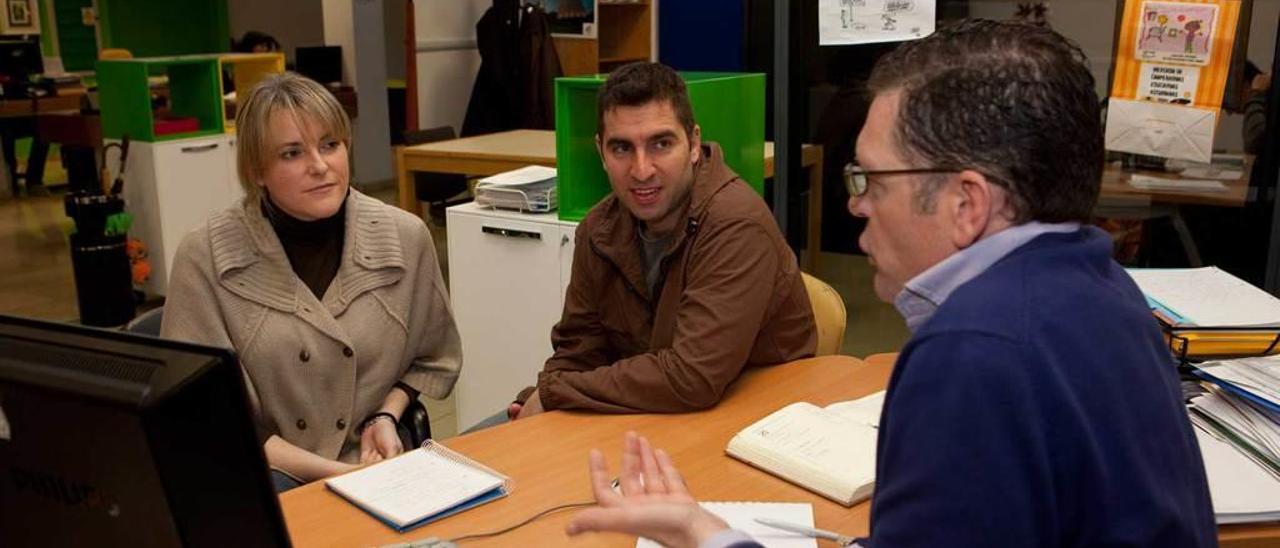 Rafael Vigil, técnico del semillero de Valnalón, conversa con dos emprendedores en una imagen de archivo.