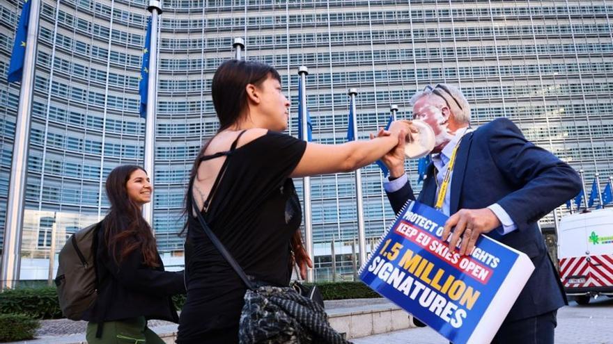 Protest: Ryanair-Chef und Mallorca-Palastbesitzer O&#039;Leary bekommt Sahnetorte ins Gesicht