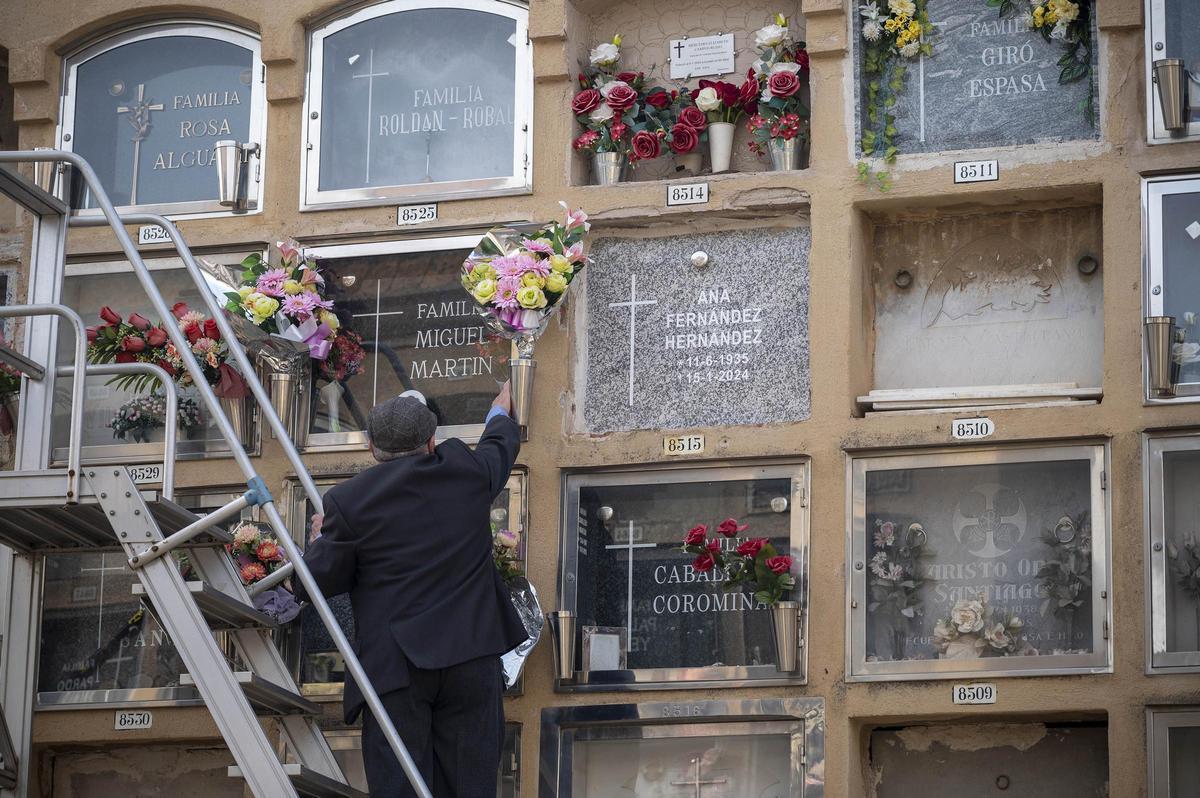 Los cementerios se llenan el 1 de noviembre, día de Todos los Santos 2025, en Barcelona