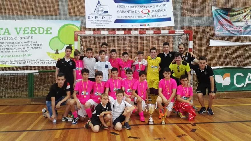 El conjunto zamorano posa con la copa de subcampeón.