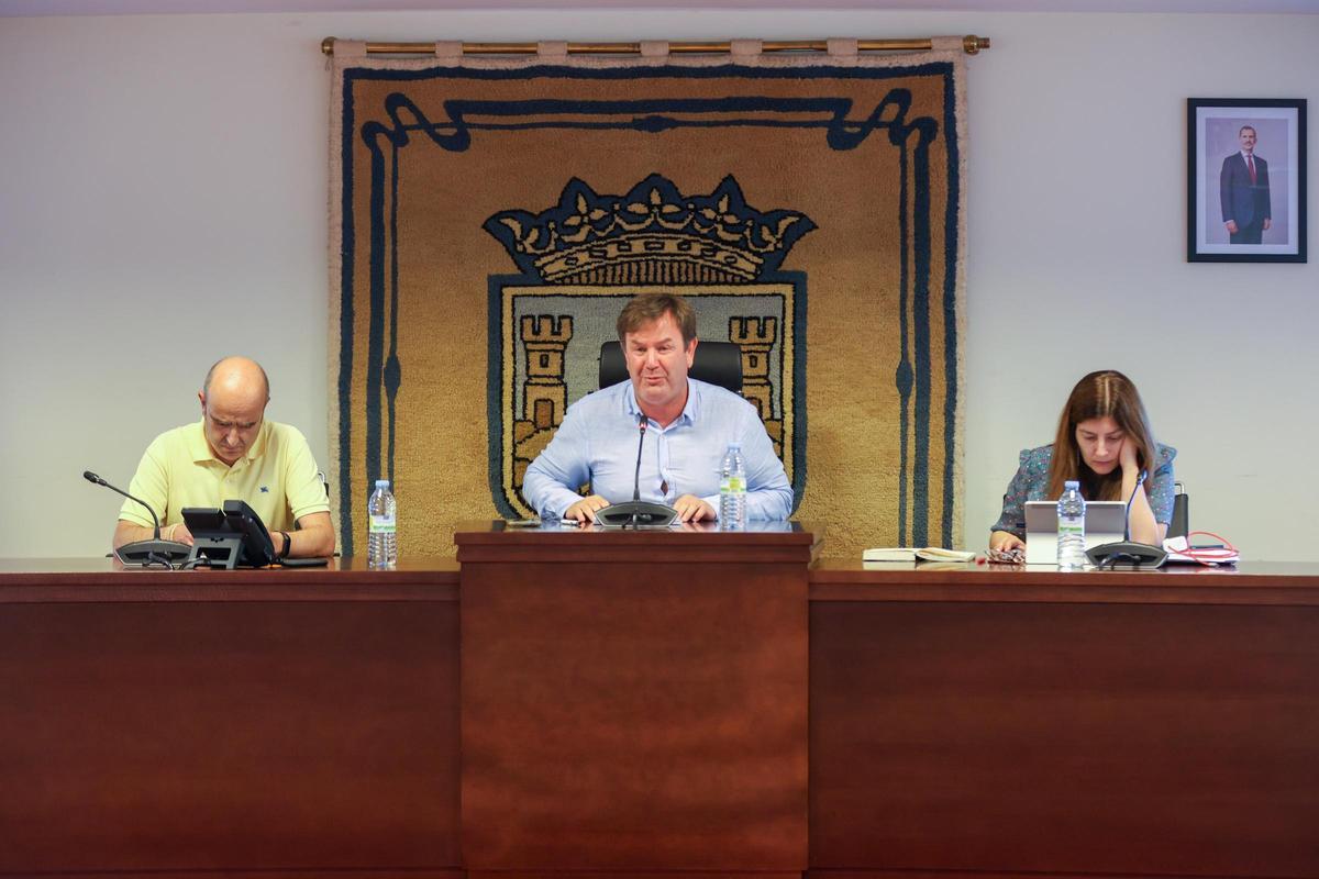 El alcalde de Sada, en el centro, en un pleno.