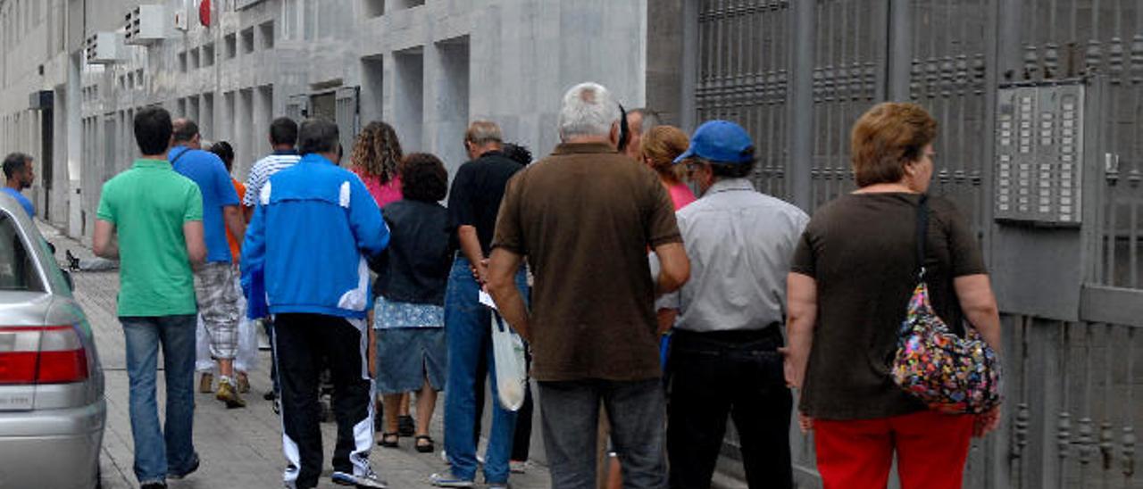 Entrada a una oficina de empleo en la capital grancanaria.