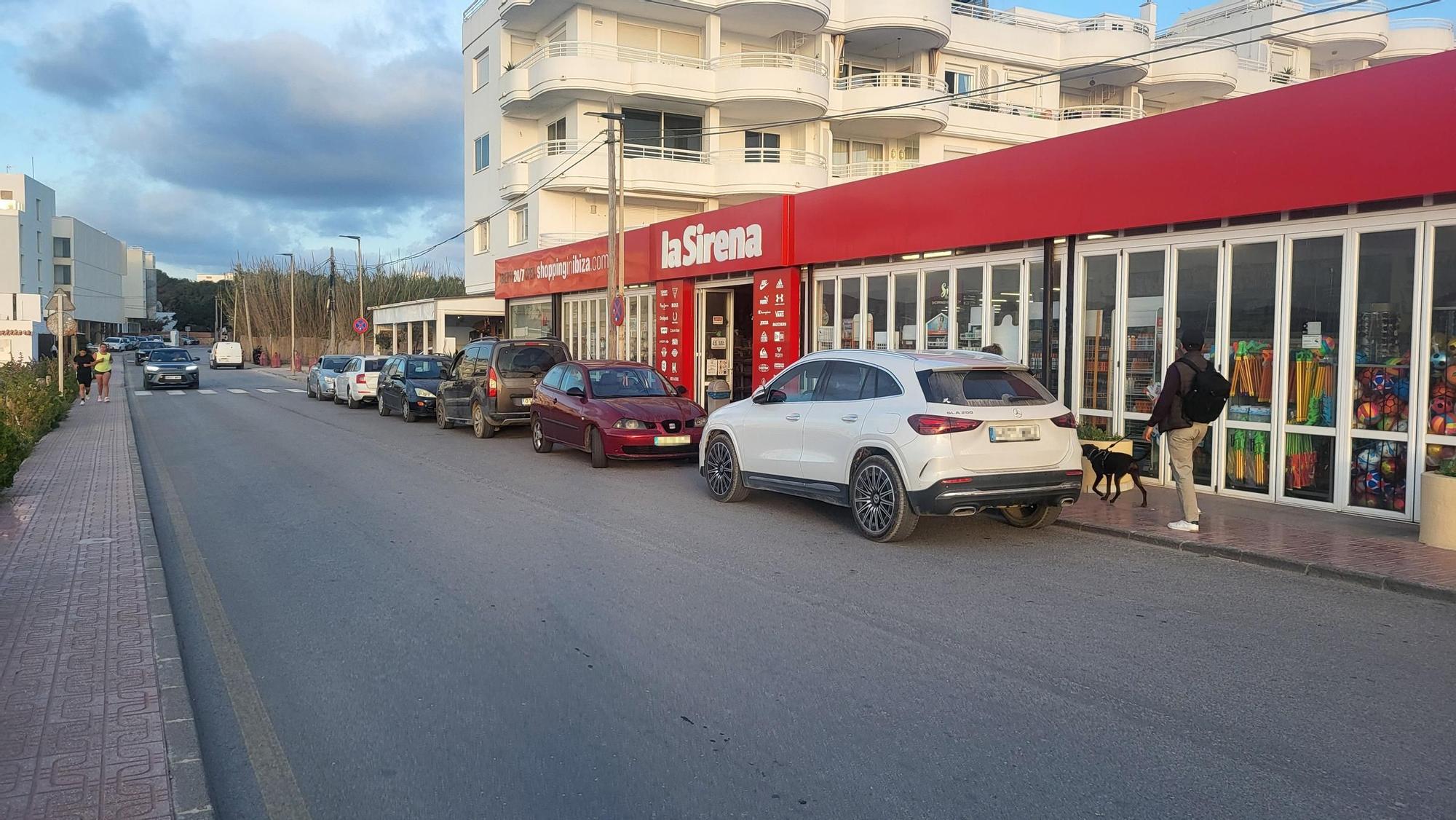 Coches mal aparcados en Port des Torrent