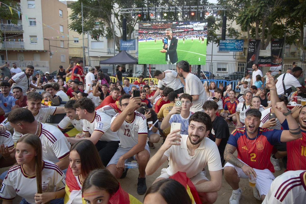 Les imatges de la concentració a Blanes per seguir la selecció espanyola