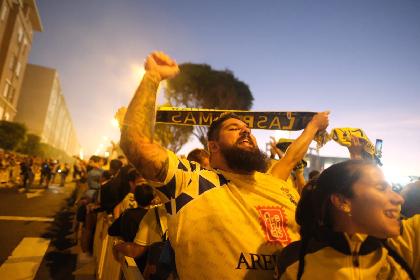 Los aficionados de la UD Las Palmas reciben la guagua con los jugadores antes del derbi