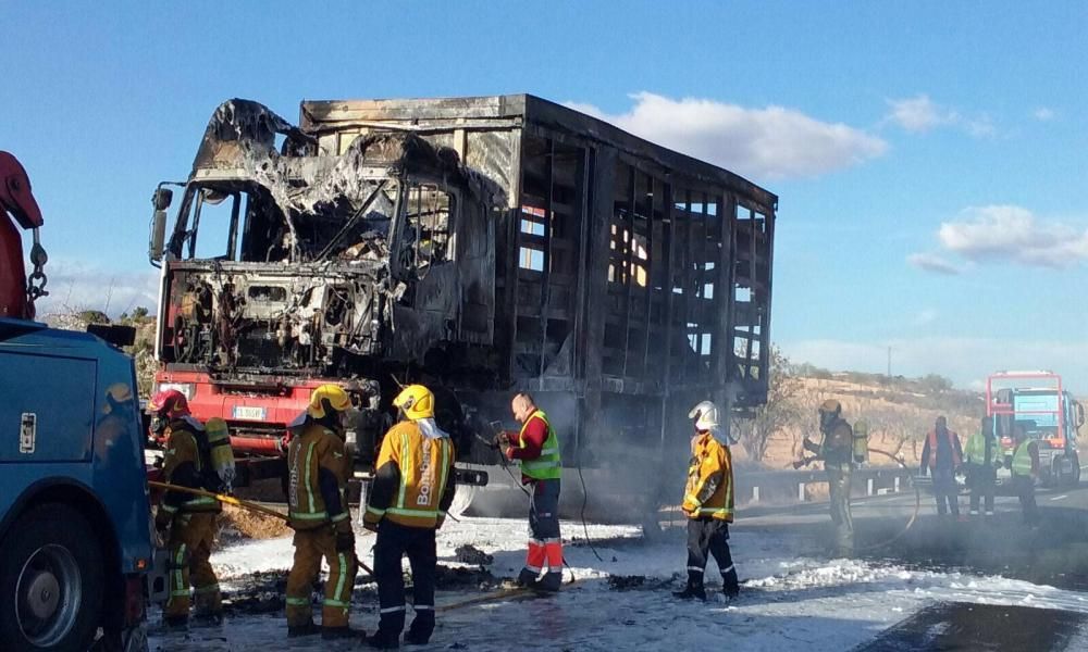 Arde un camión cargado de colchones en Villena