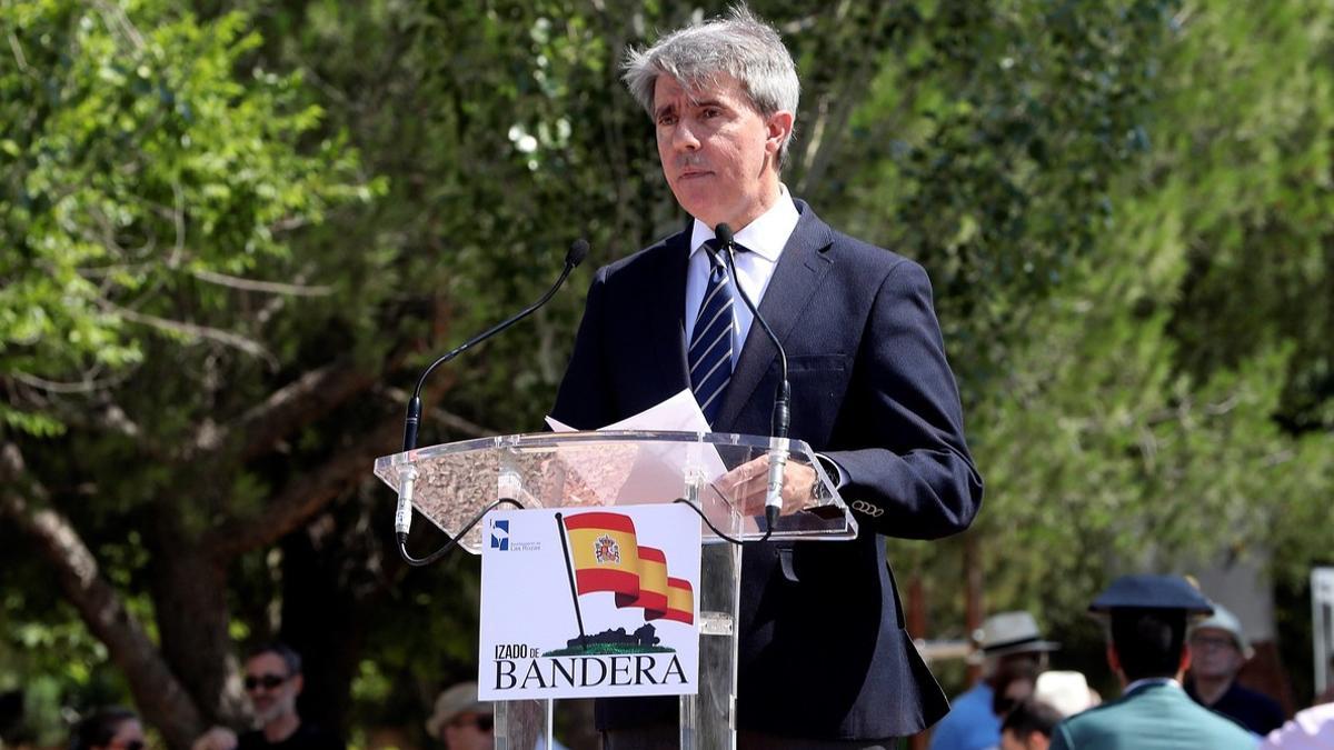 Izada de la bandera de España en la Plaza Víctimas del Terrorismo de la localidad madrileña de Las Rozas