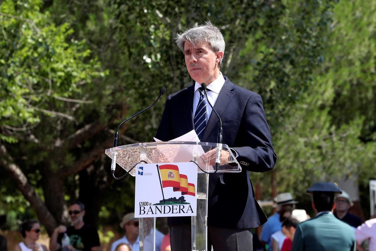 GRAF5927. MADRID (ESPAÑA), 08/07/2018.- El presidente de la Comunidad de Madrid, Angel Garrido, durante la izada de la bandera de España en la Plaza Víctimas del Terrorismo de la localidad madrileña de Las Rozas, para expresar su compromiso con las víctimas del terrorismo con motivo del aniversario del asesinato de Miguel Ángel Blanco por ETA.- EFE/J.J. Guillén