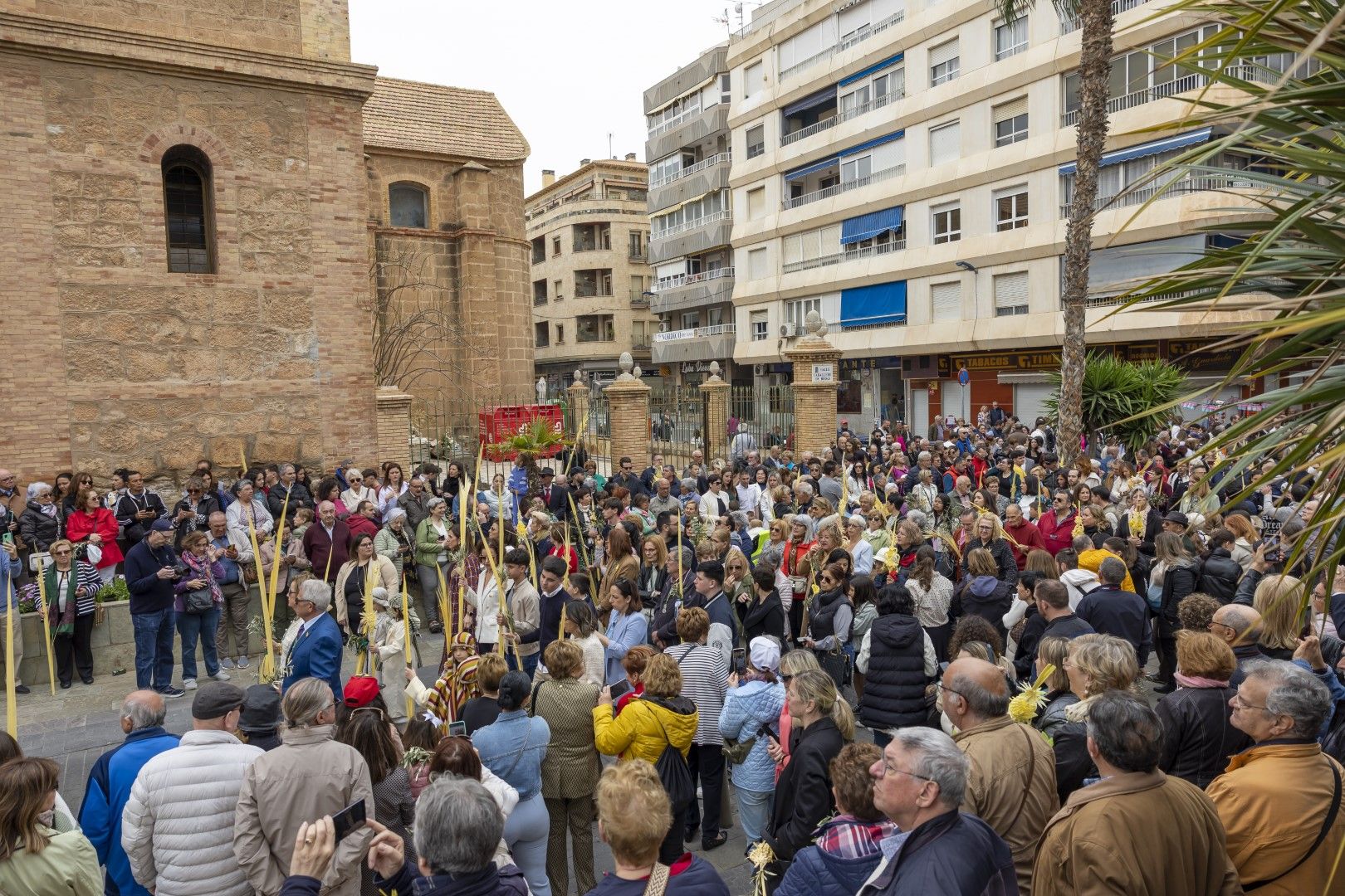 Bendición y procesión de Las Palmas en Torrevieja de Domingo de Ramos en la Semana Santa 2024