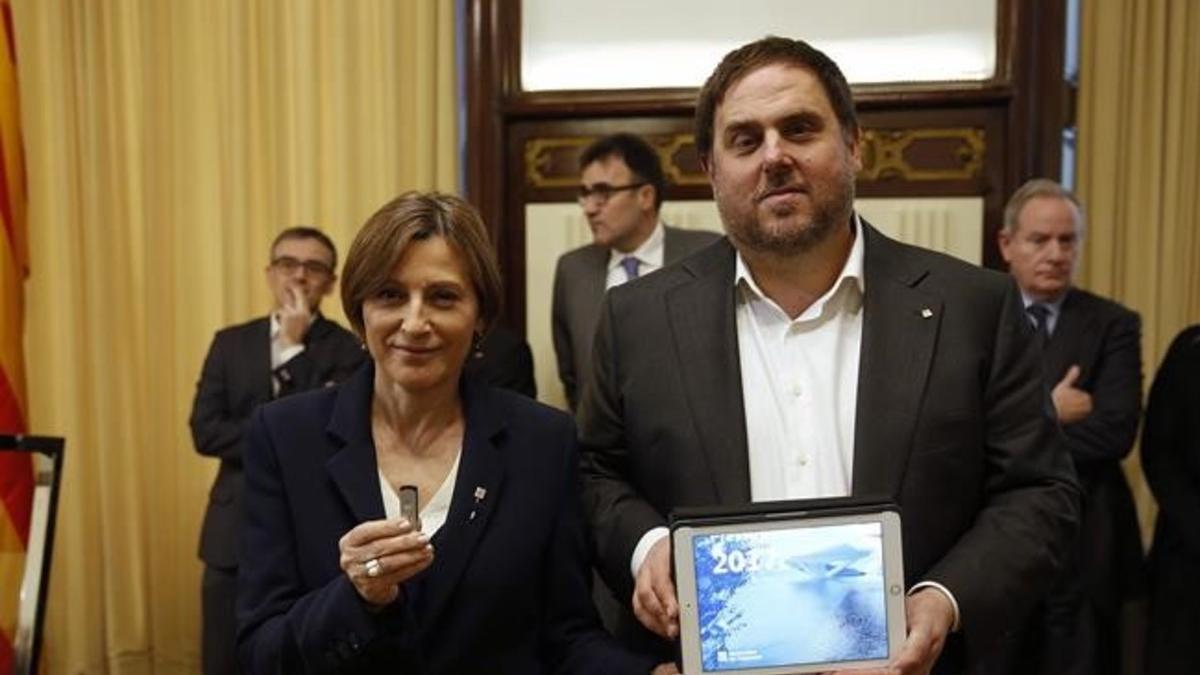 El vicepresidente del Govern, Oriol Junqueras, entrega el proyecto de ley de presupuestos a la presidenta del Parlament, Carme Forcadell, este martes.