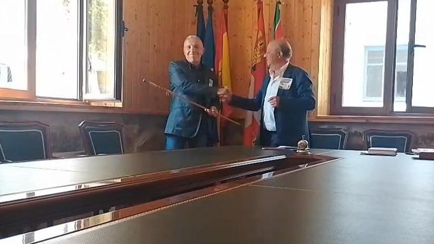 Miguel Ángel Martos releva a José Manuel Chimeno en la Alcaldía de Galende