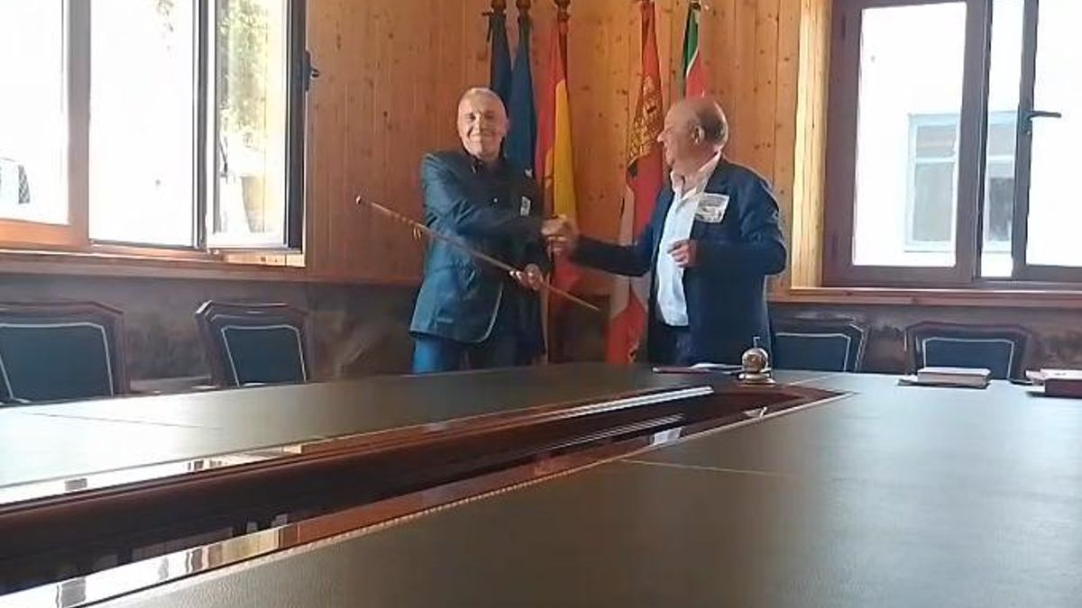 Miguel Ángel Martos recibe el bastón de alcalde de Galende.