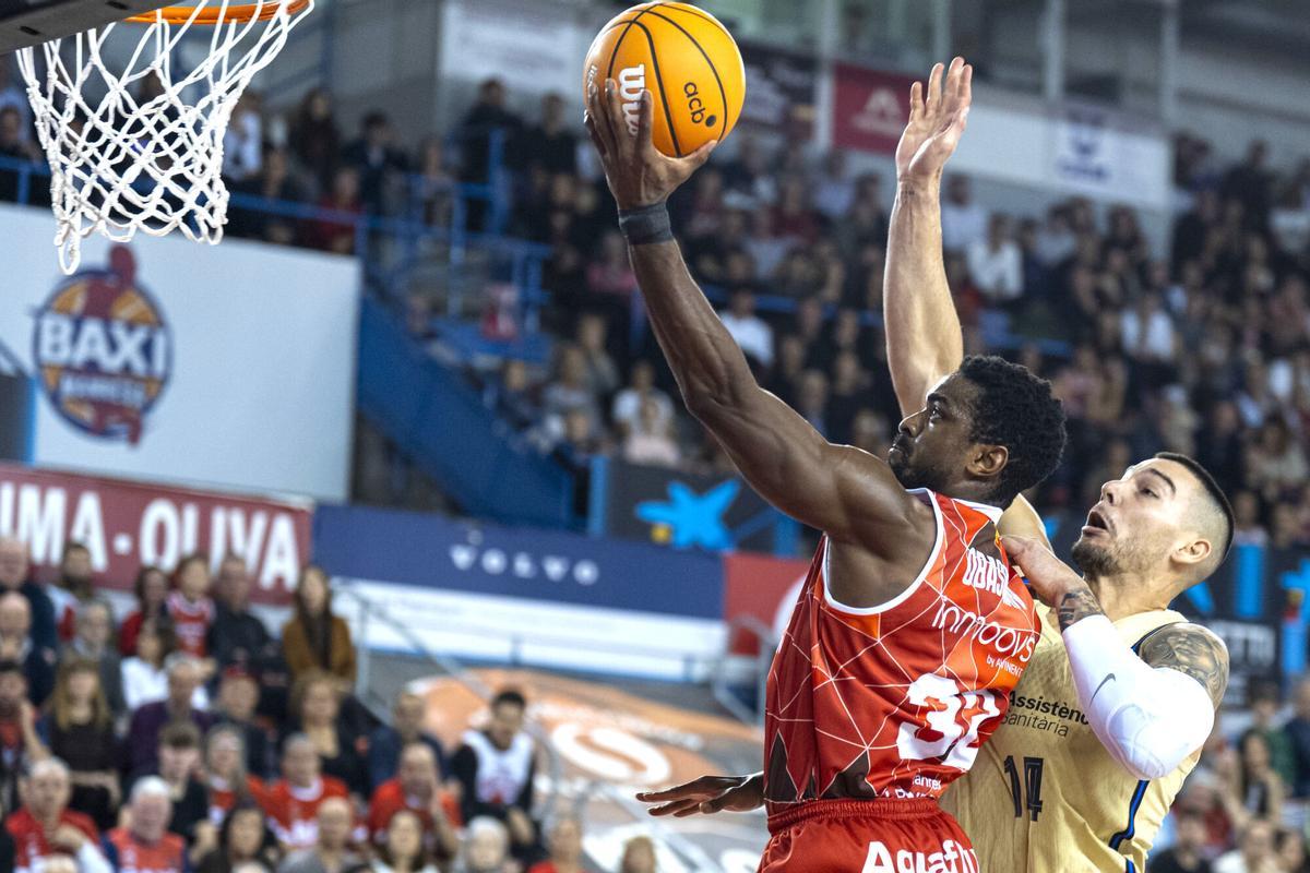 El base belga del Baxi Manresa Retin Obasohan entra a canasta ante el pívot del Barcelona Willy Hernangómez.