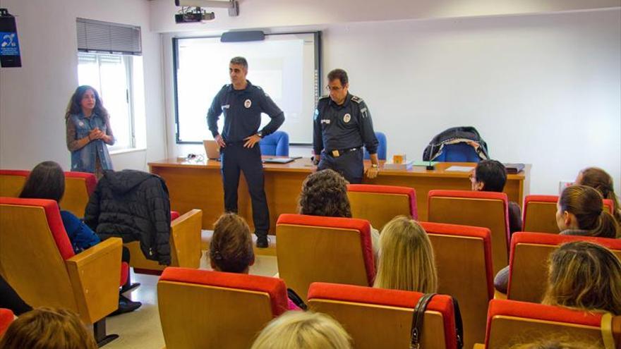 Imparten un curso de autodefensa a 20 mujeres