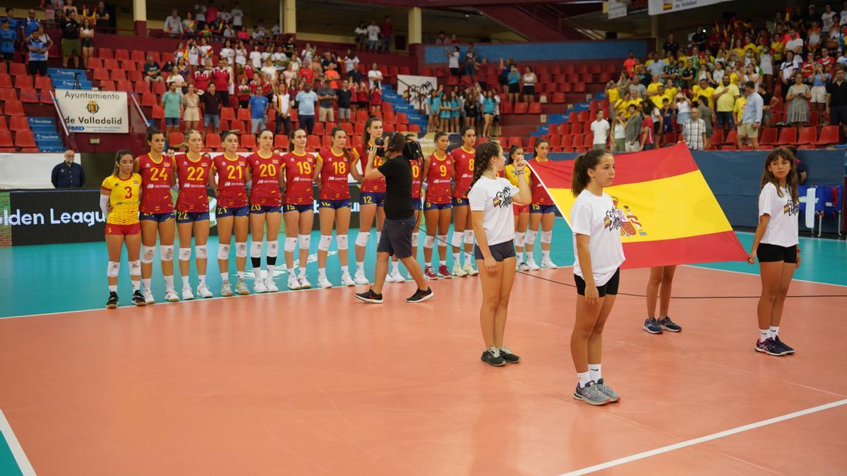 Las jugadores de la selección española de voleibol, durante el himno nacional