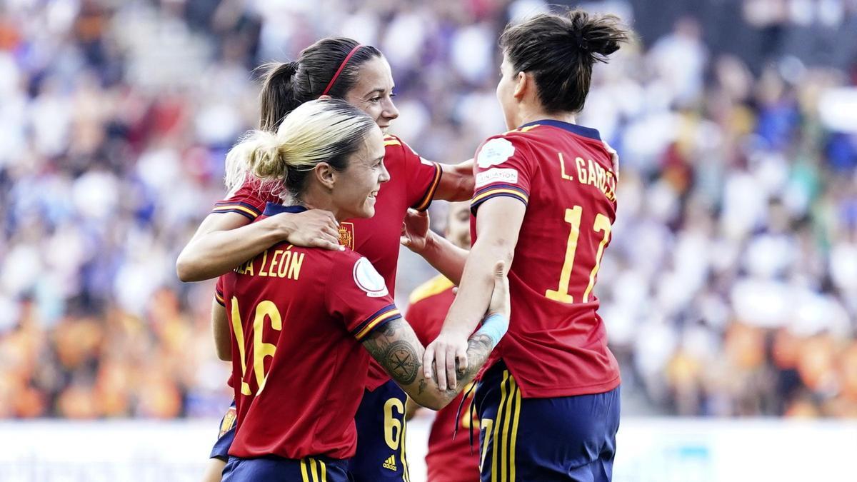 Mapi León celebra un gol durante un duelo con la selección