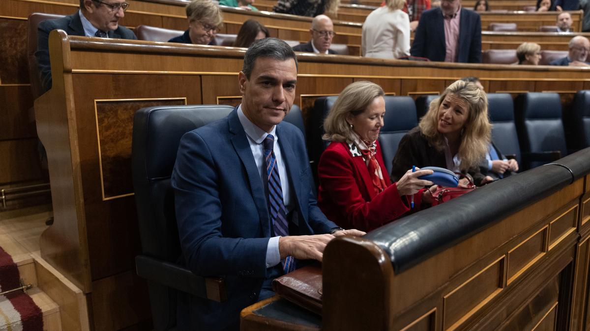 El presidente del Gobierno, Pedro Sánchez; la vicepresidenta primera y ministra de Asuntos Económicos y Transformación Digital, Nadia Calviño y la vicepresidenta segunda y ministra de Trabajo y Economía Social, Yolanda Díaz.