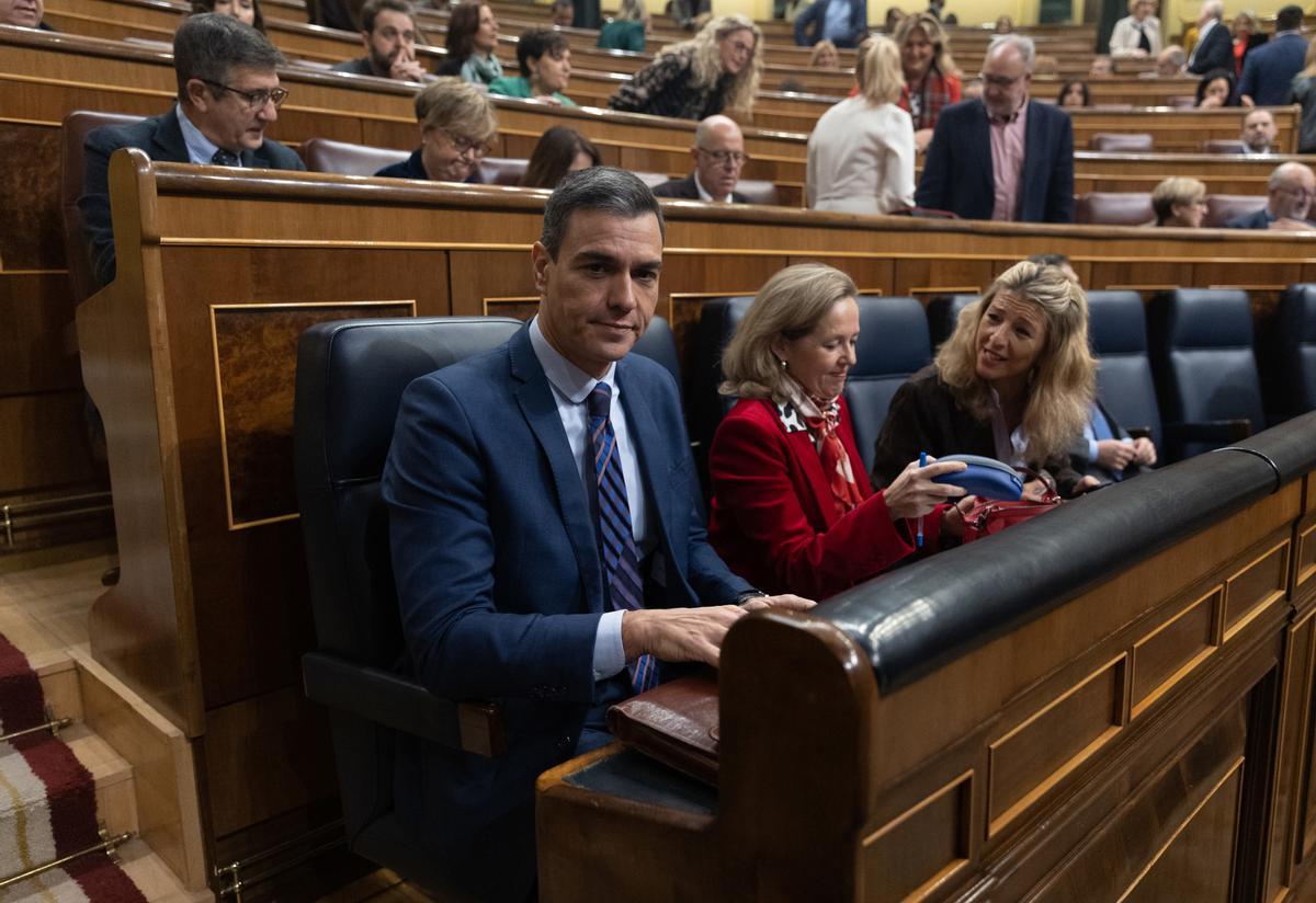 El presidente del Gobierno, Pedro Sánchez; la vicepresidenta primera y ministra de Asuntos Económicos y Transformación Digital, Nadia Calviño y la vicepresidenta segunda y ministra de Trabajo y Economía Social, Yolanda Díaz.