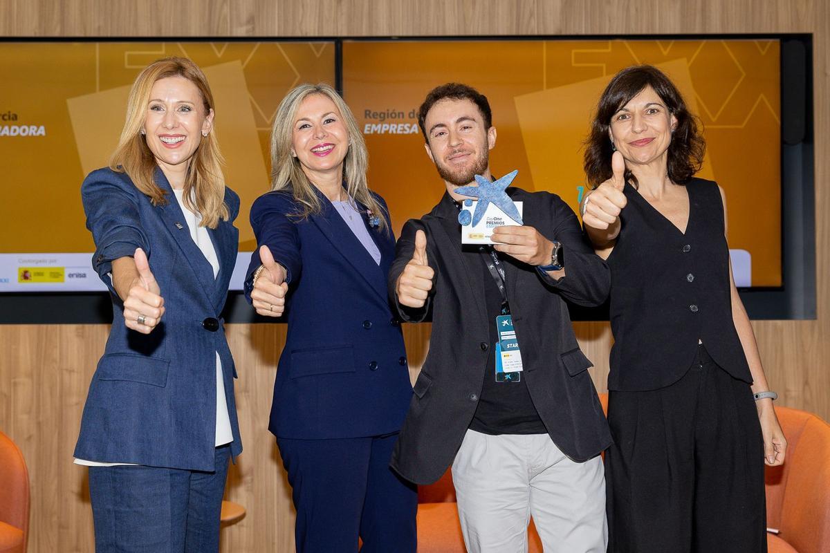 El CEO de Limbium Makers, Alberto Martínez, recoge el premio.