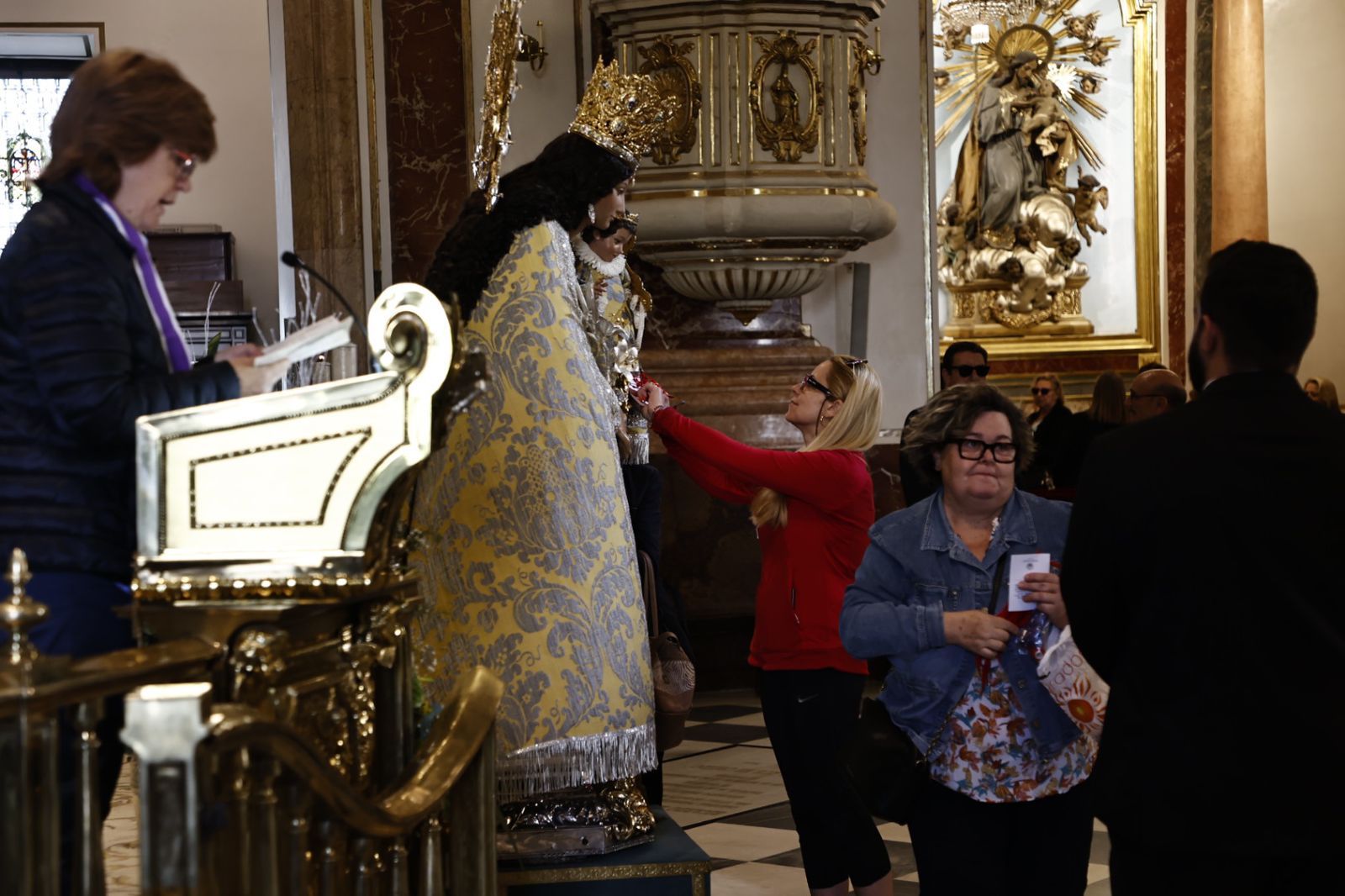 El Besamanos acoge a miles de fieles ante la Virgen