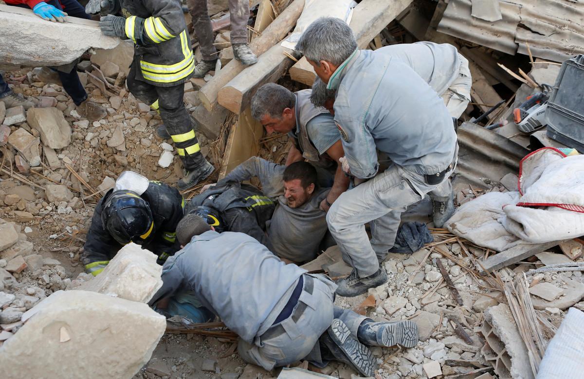 A man is rescued alive from the ruins following an earthquake in Amatrice, central Italy, August 24, 2016. REUTERS/Remo Casilli     TPX IMAGES OF THE DAY