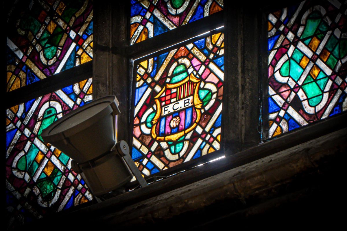 Escudo del Barça en una de las vidrieras de la basílica de Santa María del Mar.