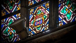 Escudo del Barça en una de las vidrieras de la basílica de Santa María del Mar.