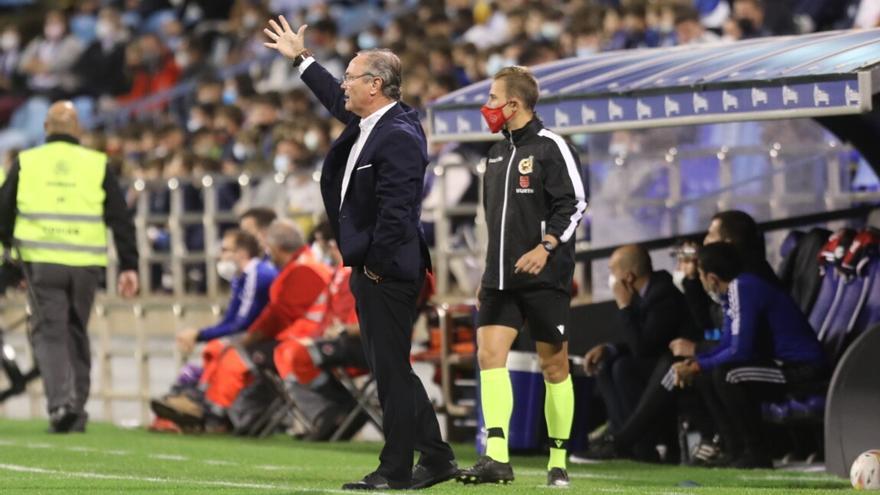 JIM da instrucciones en el duelo frente al Mirandés.