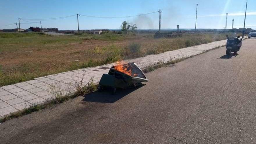 Contenedor quemado por la mala gestión de los residuos de una barbacoa.