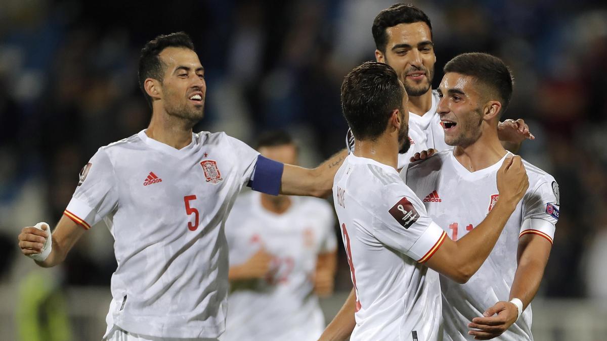 Los jugadores de España celebran el gol de Ferran Torres.