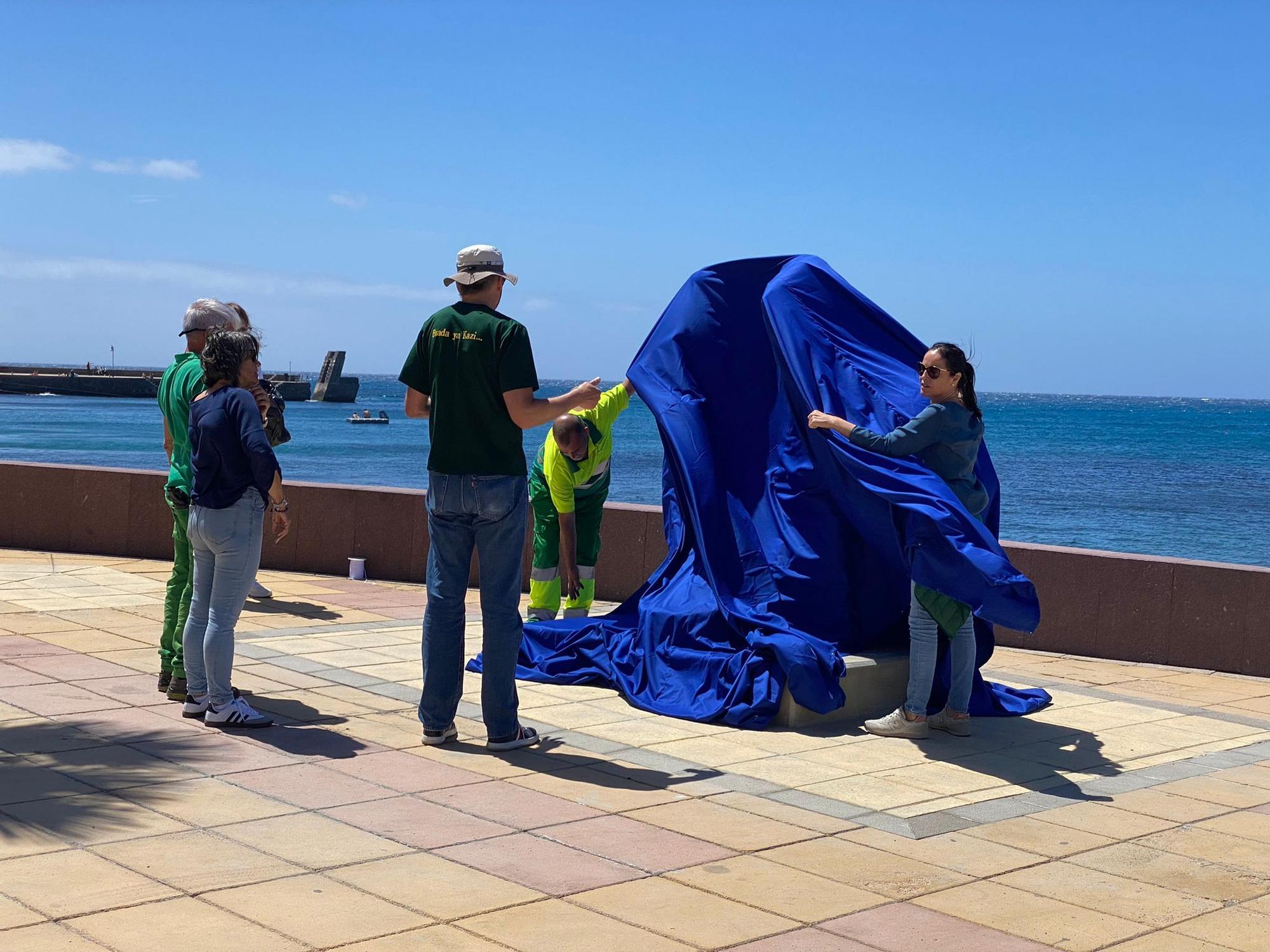 Escultura 'Pescao fresco', del artista local Paco Suárez