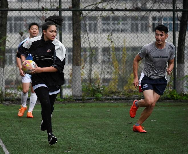 Imagen tomada el 23 de marzo de 2019 muestra a los jugadores que participan en una sesión de entrenamiento en un club de rugby juvenil en el municipio de Chongqing, suroeste de China.
