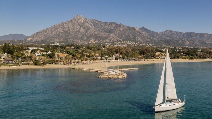 Un velero navega a poca distancia del litoral entre Marbella y San Pedro Alcántara