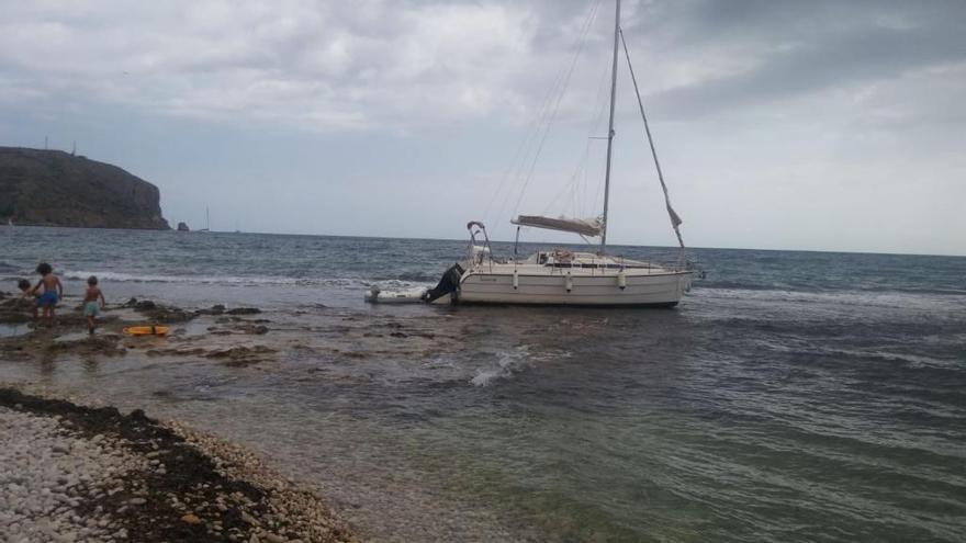 Encalla un velero en el Primer Muntanyar de Xàbia