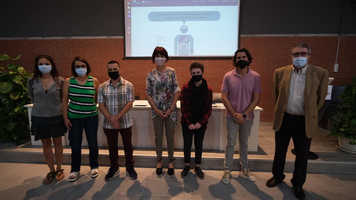 Foto de família de la presentació del projecte de la web amb exercicis per a malalts de covid. Imatge publicada el 23 de setembre del 2021. (Horitzontal)