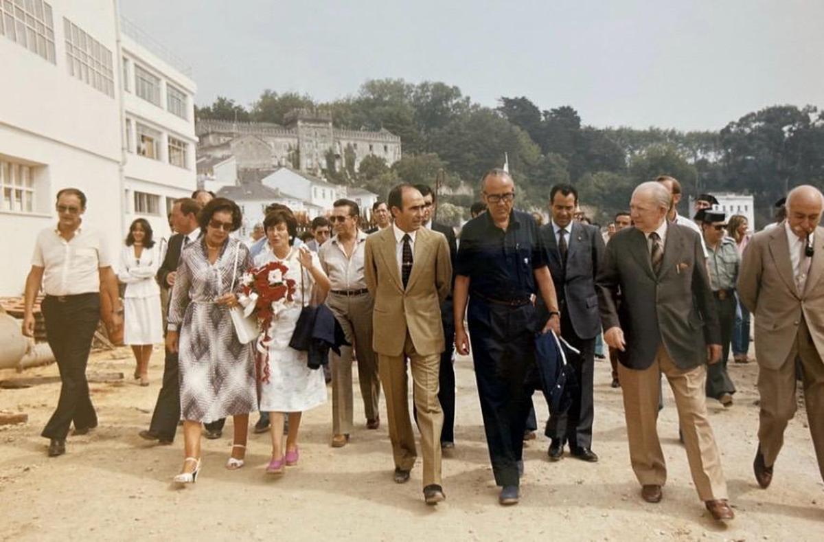 Por la izquierda, Josefina Díaz, madre del presidente de Gondán, Álvaro Platero; Pilar Ibañez, Francisco Díaz, abuelo de Platero y por entonces presidente de la naviera, y Leopoldo Calvo-Soteo, en el verano de 1981, en astilleros Gondán en Figueras.