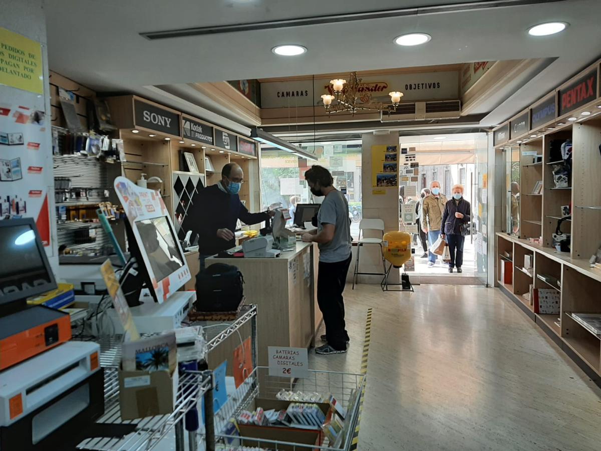 La tienda estará abierta hasta esta tarde.