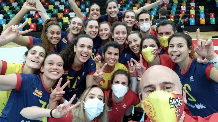 Las jugadoras de la selección española de voleibol, eufóricas tras la victoria.