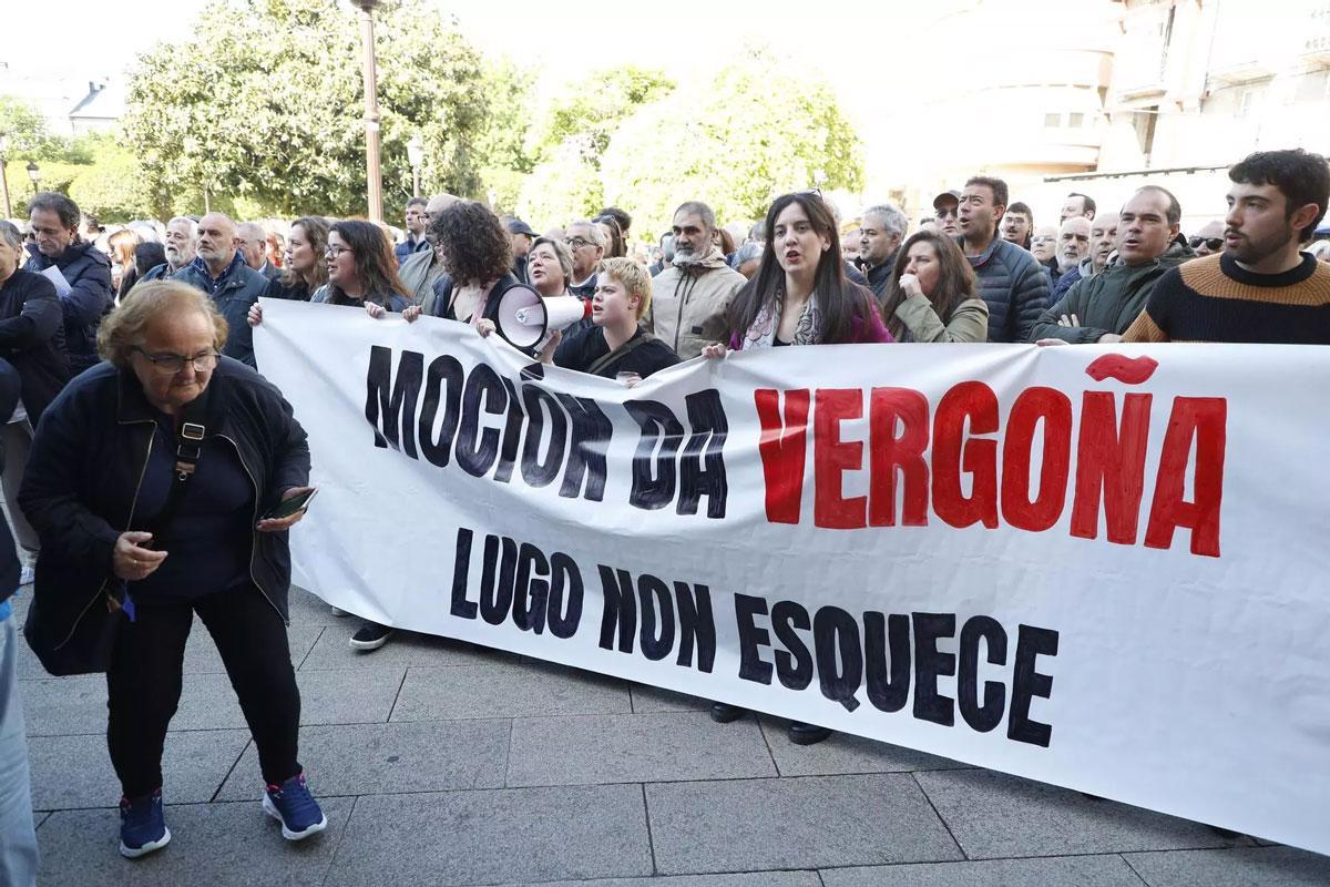 Protestas a las puertas del concello de Lugo.