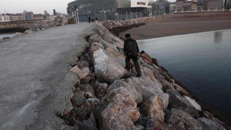 Desperfectos causados por el temporal en el dique de Talasoponiente, con el escalón de la playa al fondo.