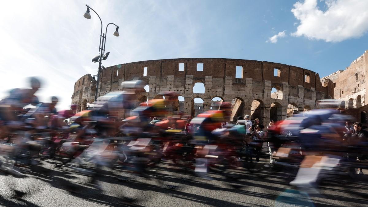 El pelotón cruza por delante del Coliseo en Roma
