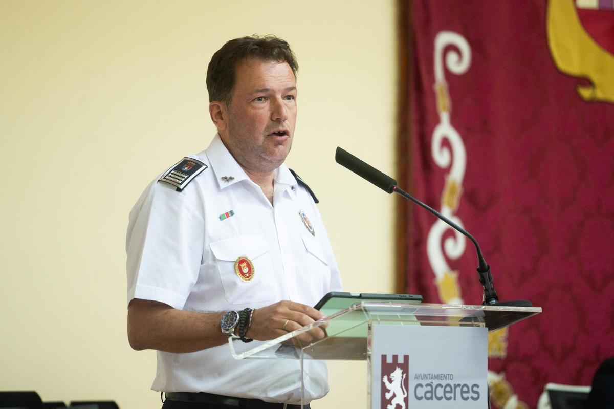 Galería | Así ha sido la entrega de distinciones a los agentes de la Policía Local de Cáceres por la festividad de la Virgen del Carmen