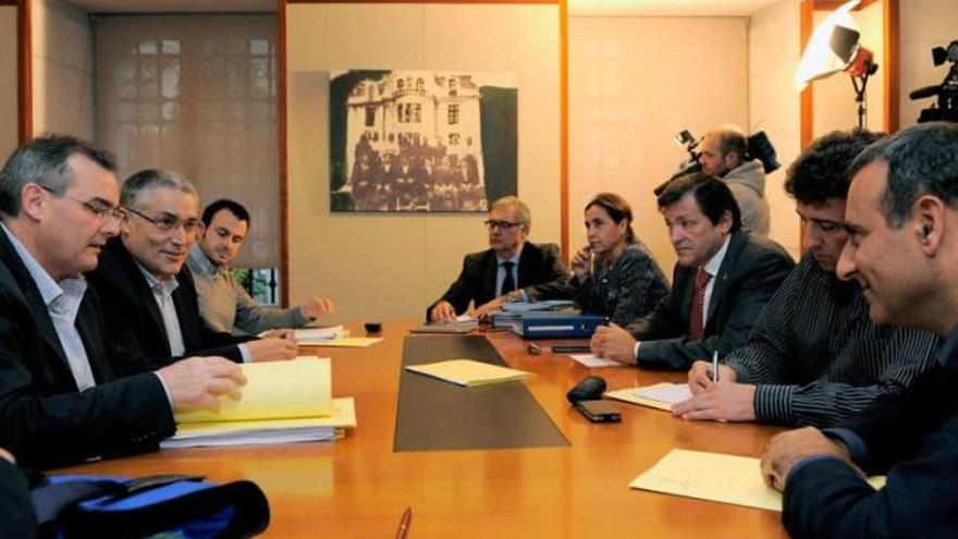 La delegación de IU, a la izquierda, y la del PSOE, ayer, durante la negociación presupuestaria.
