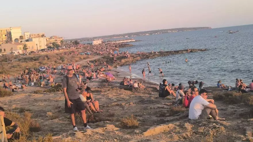Los mallorquines se refugian en el único espacio natural costero de Palma, es Carnatge