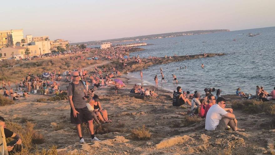 Los mallorquines se refugian en el único espacio natural costero de Palma: pipas, kayaks y catalán para seguir el eclipse