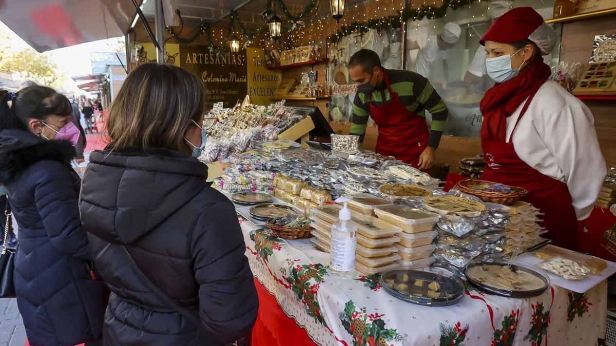 Xixona da inicio a   la Navidad con un centenar de casetas de turrones y dulces