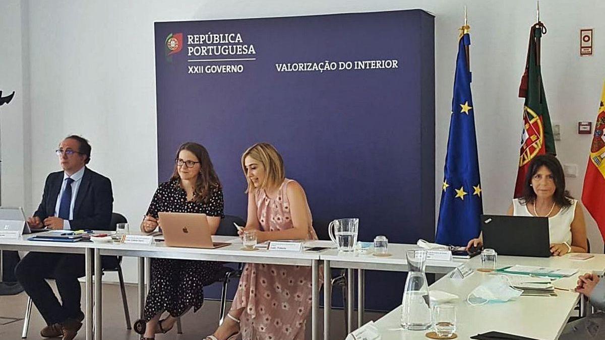 Elena Cebrián e Isabel Ferreira presiden la reunión celebrada ayer en Braganza.