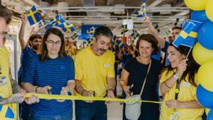 Dos responsables de Ikea y la primera clienta inaugurando la nueva tienda de Barcelona