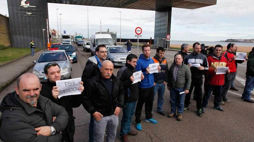 Corte de tráfico en el acceso al Puerto por El Arbeyal