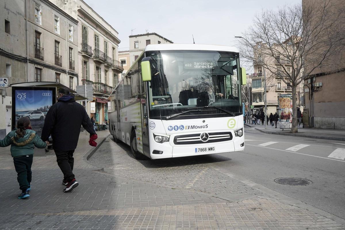 Un autobús de Monbús a la parada de Valldaura